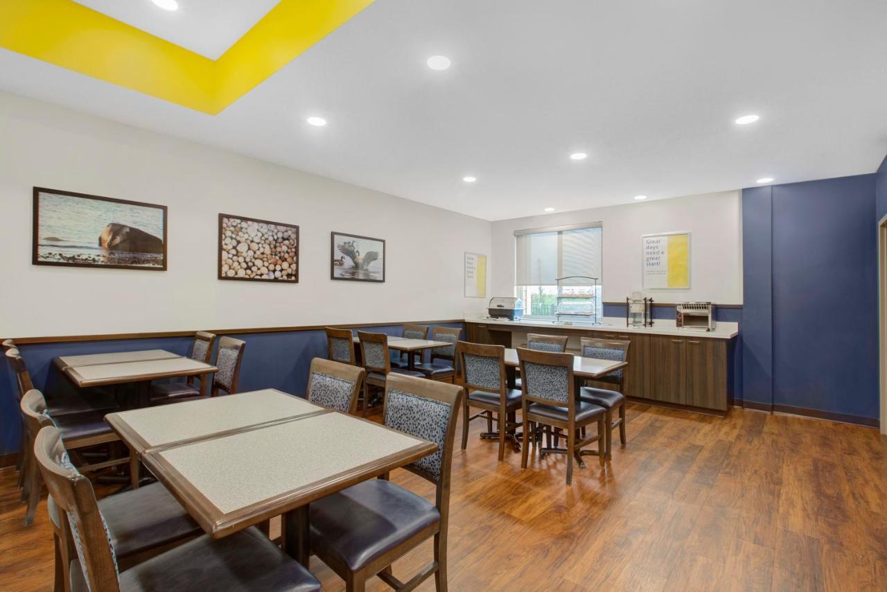 Days Inn & Suites By Wyndham Линдзи Екстериор снимка