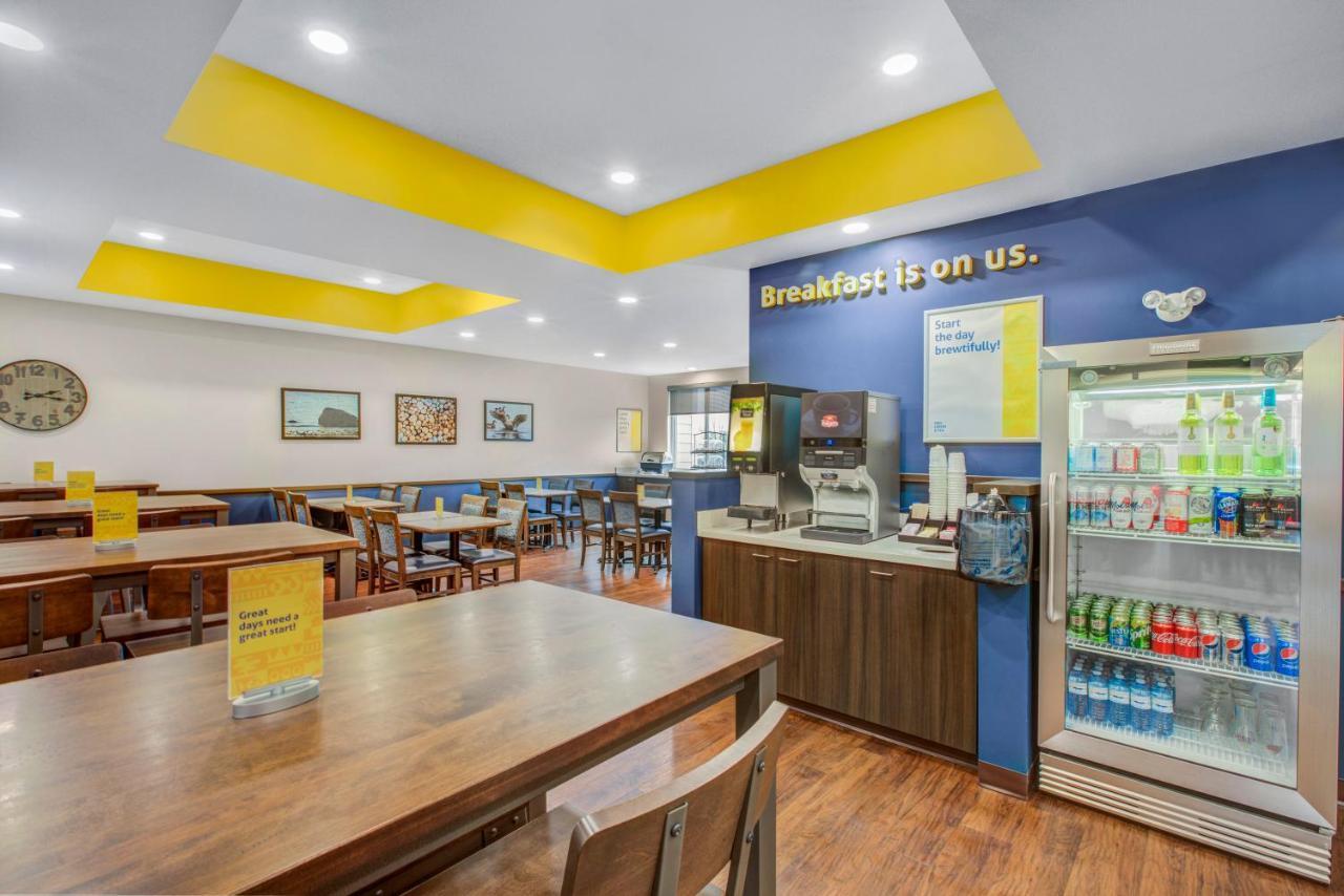 Days Inn & Suites By Wyndham Линдзи Екстериор снимка