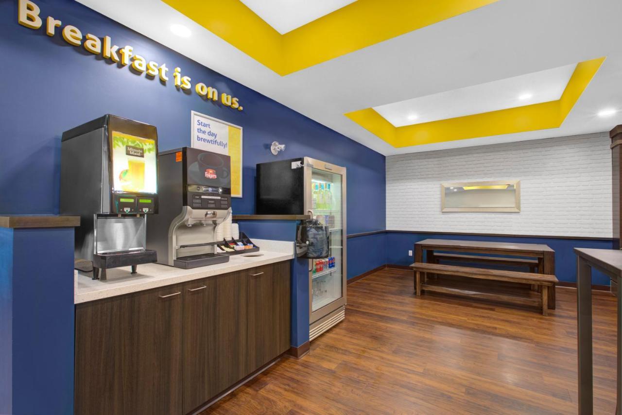 Days Inn & Suites By Wyndham Линдзи Екстериор снимка