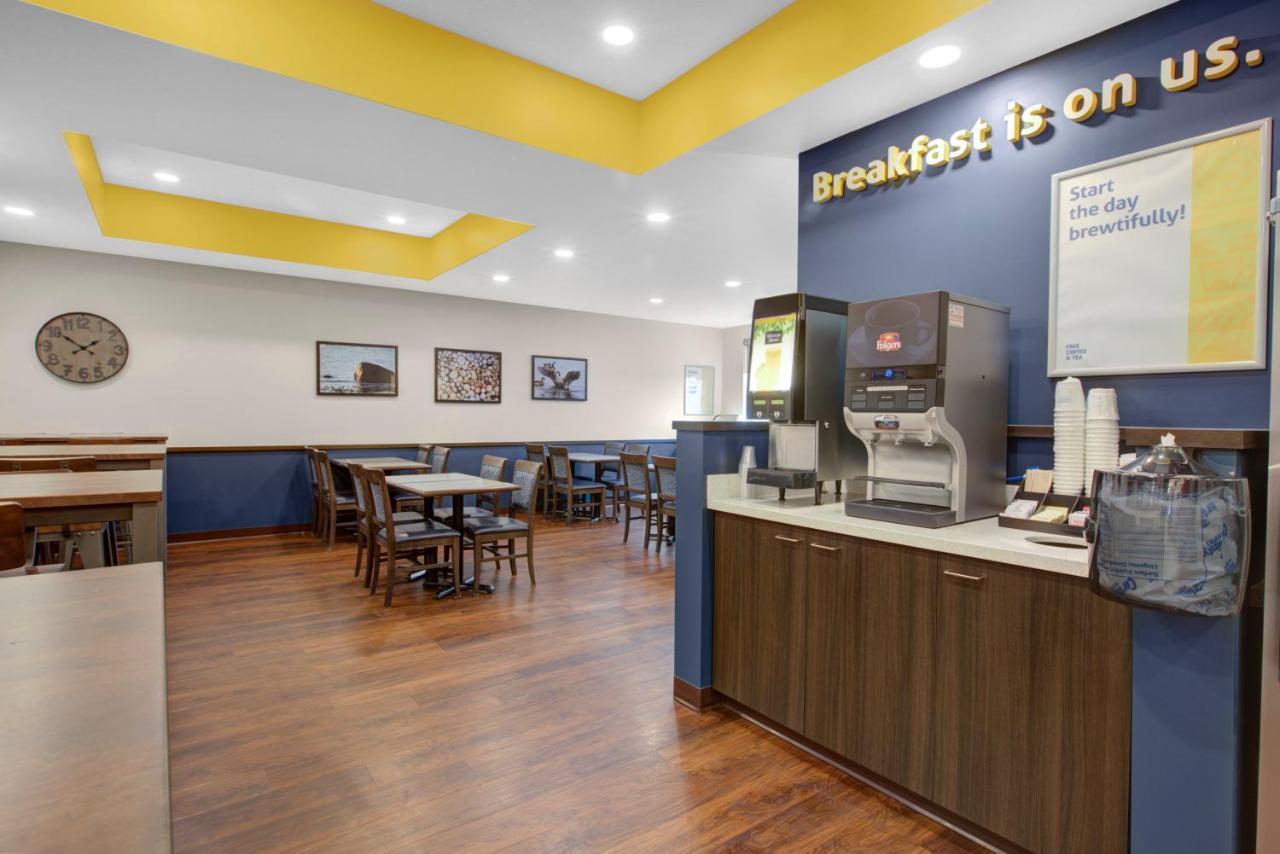 Days Inn & Suites By Wyndham Линдзи Екстериор снимка