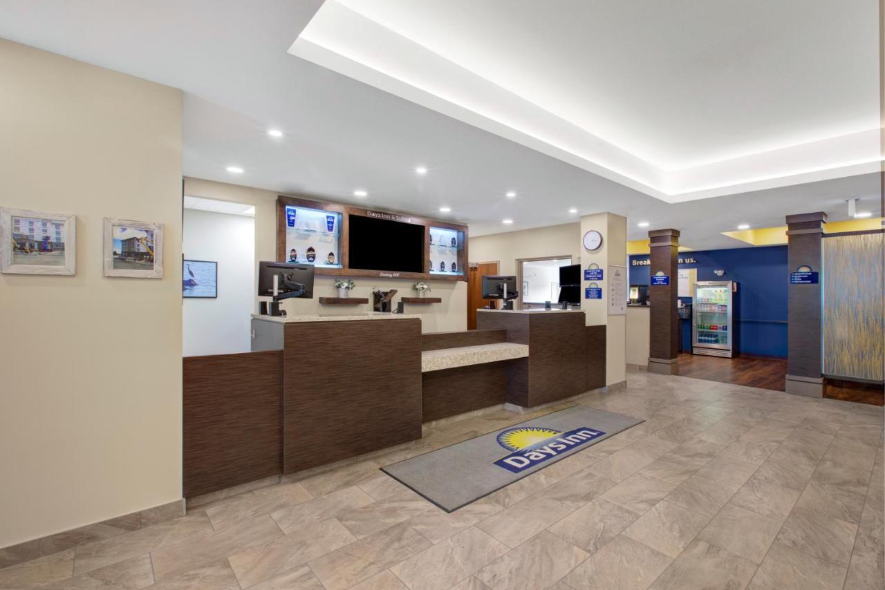 Days Inn & Suites By Wyndham Линдзи Екстериор снимка