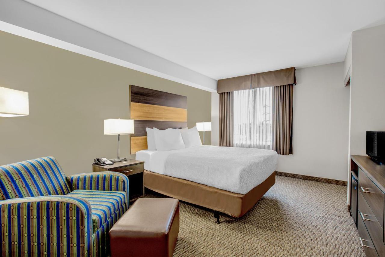 Days Inn & Suites By Wyndham Линдзи Екстериор снимка