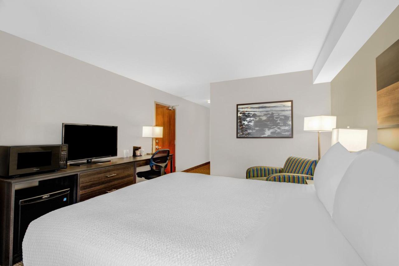 Days Inn & Suites By Wyndham Линдзи Екстериор снимка