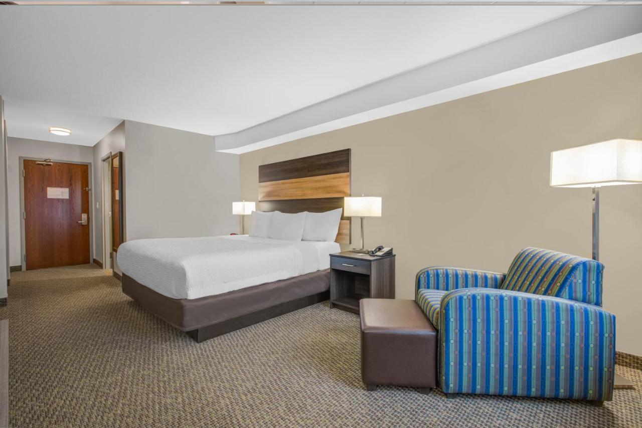 Days Inn & Suites By Wyndham Линдзи Екстериор снимка
