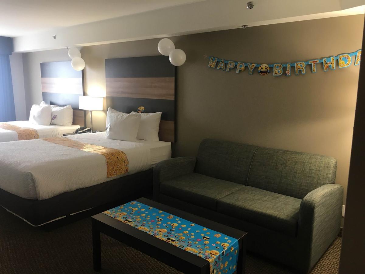 Days Inn & Suites By Wyndham Линдзи Екстериор снимка